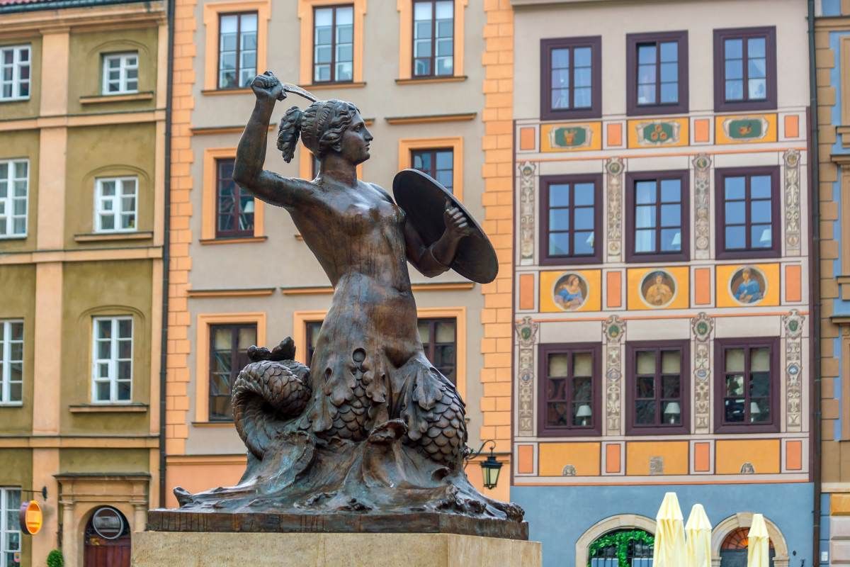 Pomnik Warszawskiej Syrenki na rynku Starego Miasta