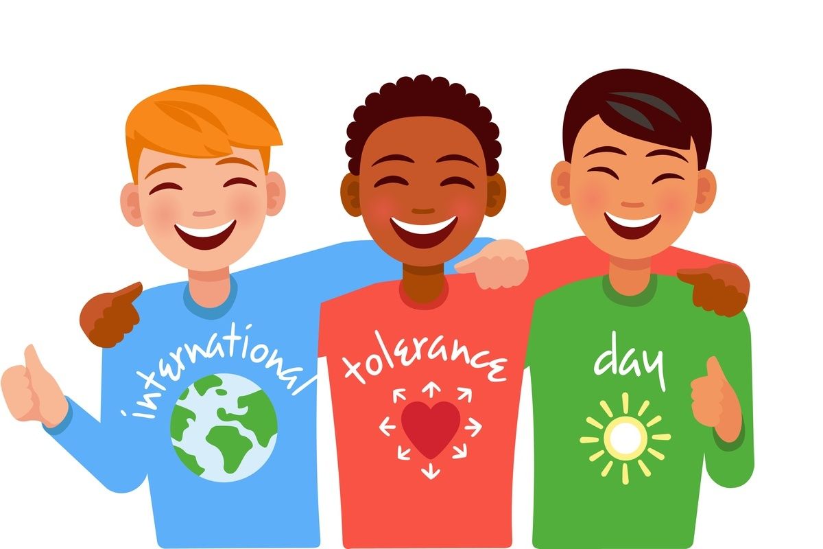 Międzynarodowy Dzień Tolerancji. Trzech chłopców o różnych kolorach skóry trzyma się za ramiona z uśmiechem