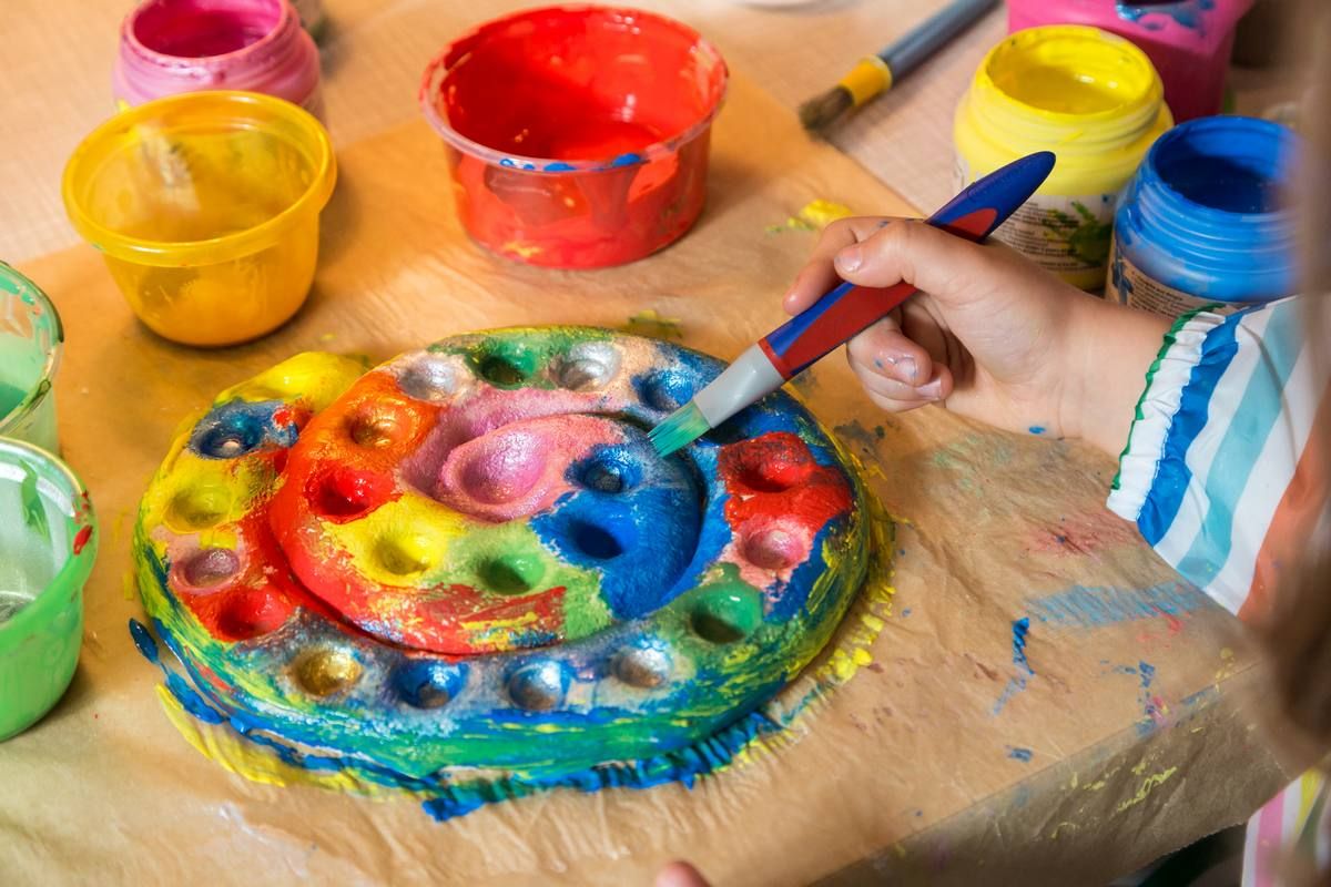 dziecko maluje masę solną farbami