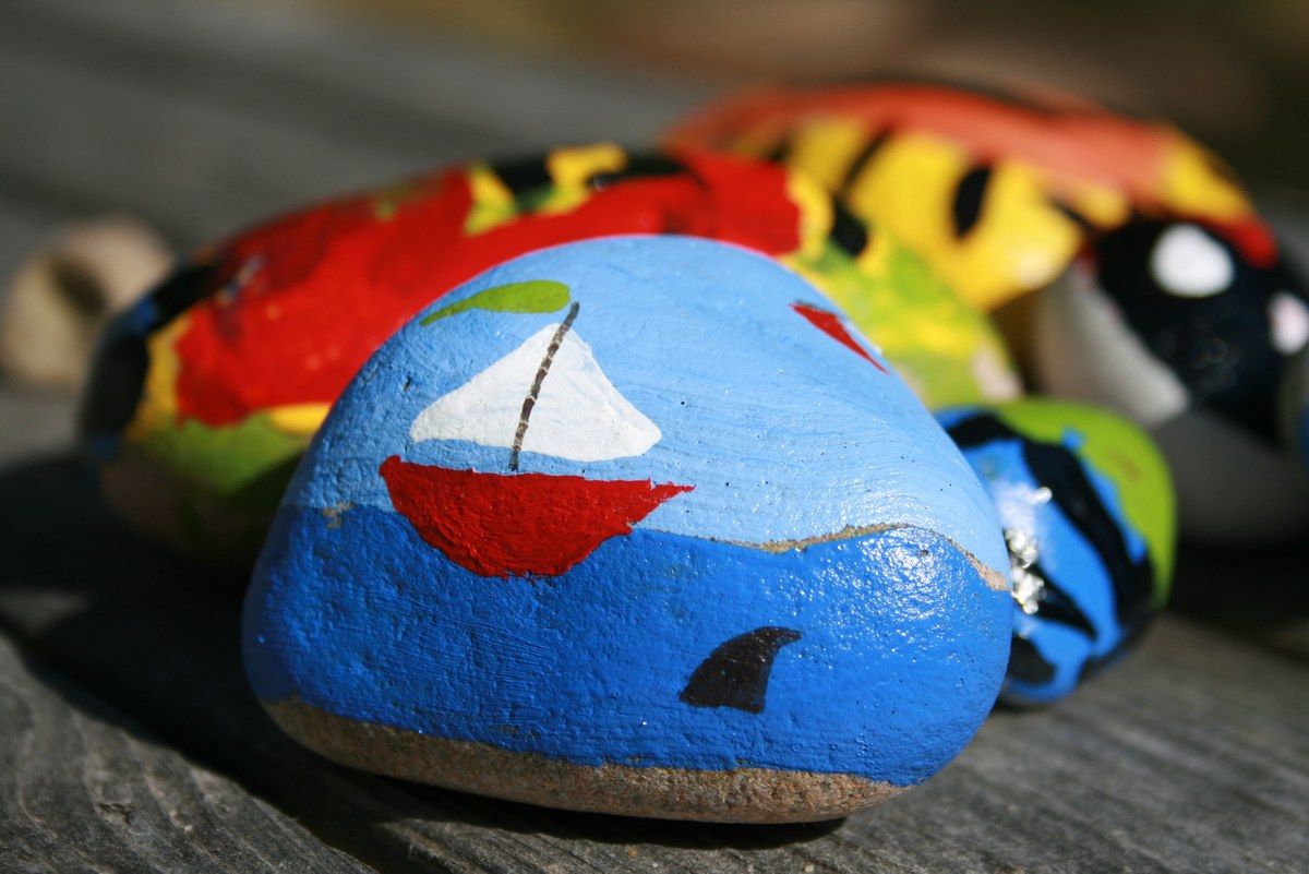 kamień pomalowany farbami . Obrazek morza i łódki