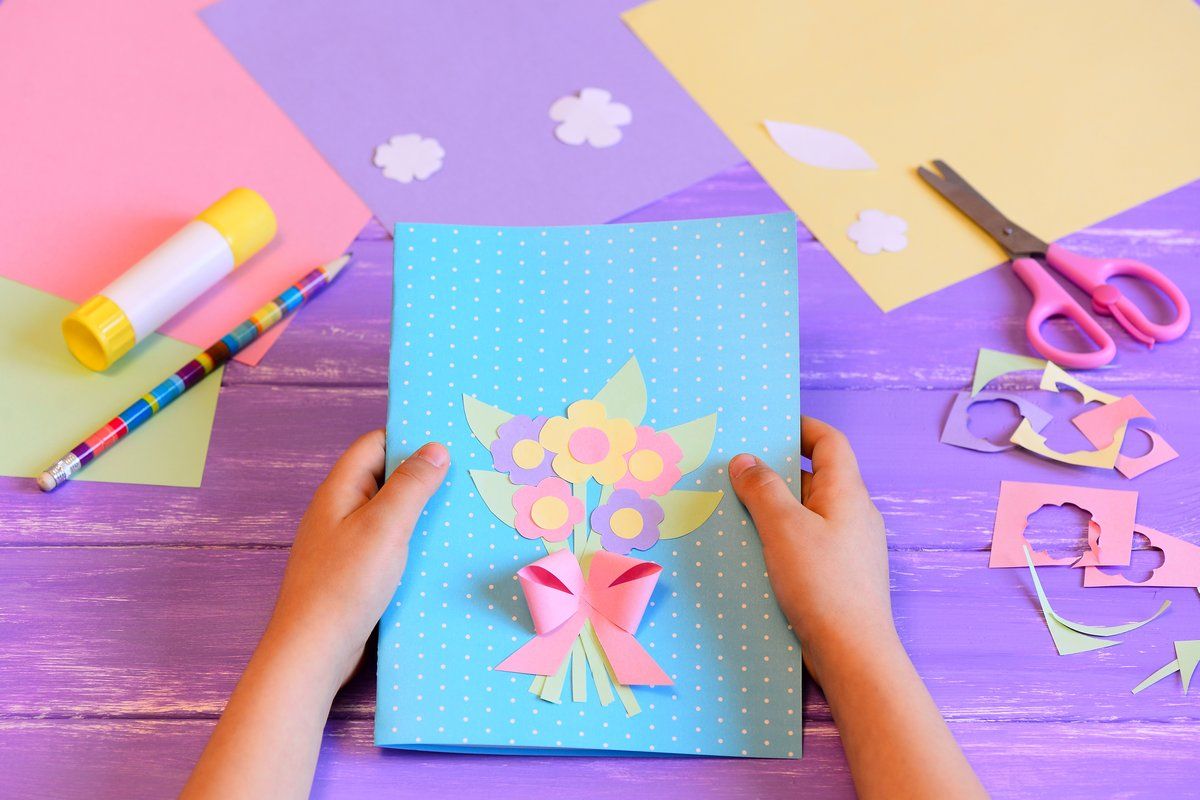 Wiosenne prace plastyczne - karta ozdobiona papierowym bukietem kwiatów