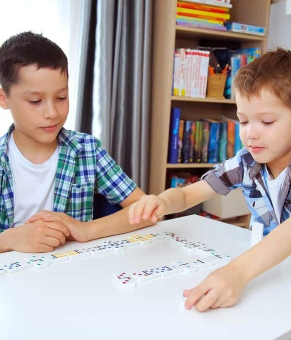 dwaj chłopcy grają w domino