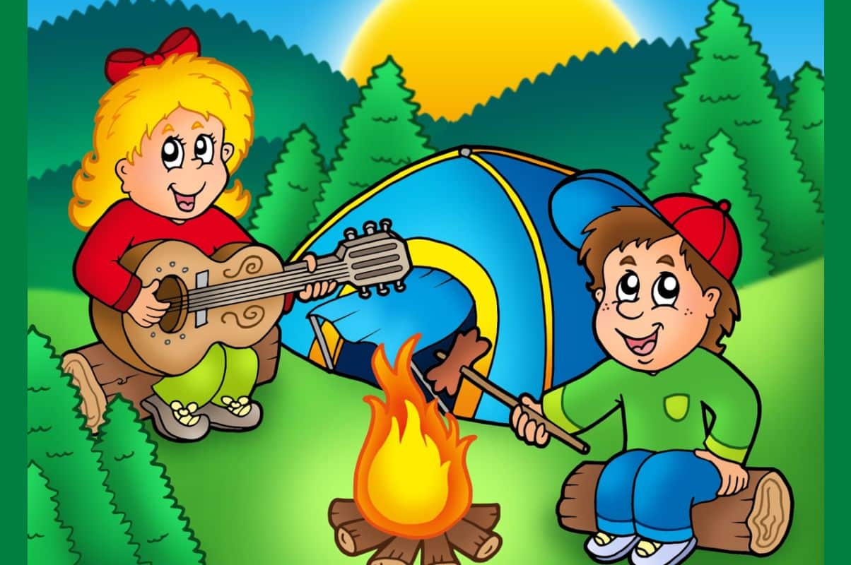 dwoje dzieci przy ognisku i namiocie śpiewa piosenki